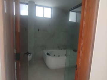 VENDO HERMOSO PENTHOUSE EN SELVA ALEGRE ACABADOS DE PRIMERA 370M2 MAS AIRES