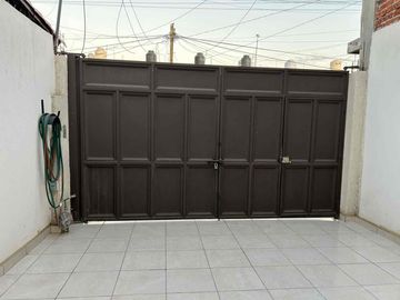 CASA EN VENTA EN ARBOLEDAS DE IBARRILLA