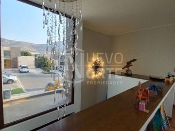 IMPECABLE CASA EN CHAMISDERO A SÓLO 10 MINUTOS DE VITACURA