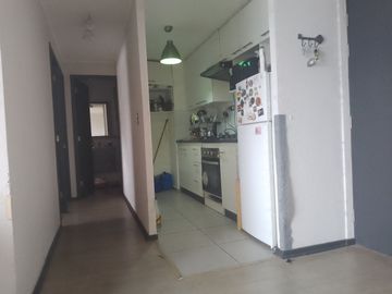 Buena conectividad, próximo al centro, con estacionamiento.