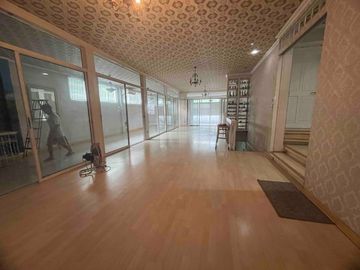 FOR SALE Corner Old House located at Brgy. Kapitolyo, Pasig City
