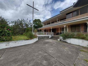 hermosa casa en venta con terreno en venta en paute junto a la vía principal