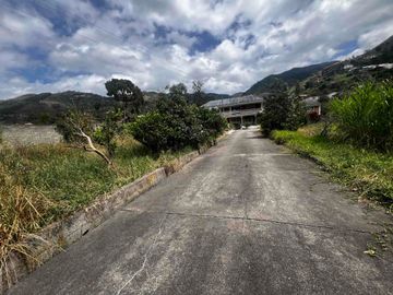 hermosa casa en venta con terreno en venta en paute junto a la vía principal