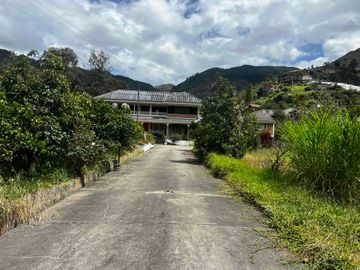 hermosa casa en venta con terreno en venta en paute junto a la vía principal
