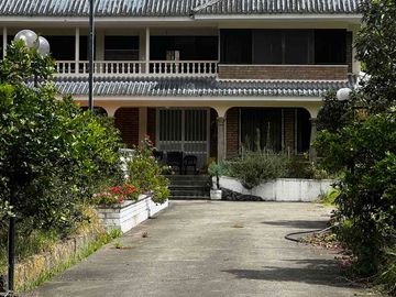 hermosa casa en venta con terreno en venta en paute junto a la vía principal