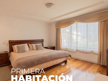 Amplia casa familiar en Río Amarillo, 5 hab., 4 baños, estudio, sala de juegos y chimenea.