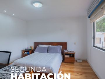Amplia casa familiar en Río Amarillo, 5 hab., 4 baños, estudio, sala de juegos y chimenea.