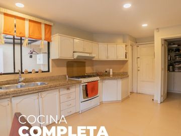 Amplia casa familiar en Río Amarillo, 5 hab., 4 baños, estudio, sala de juegos y chimenea.