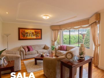 Amplia casa familiar en Río Amarillo, 5 hab., 4 baños, estudio, sala de juegos y chimenea.