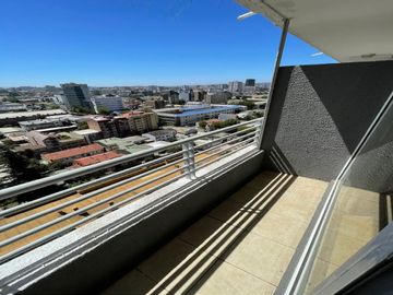 Céntrico a una cuadra Parque Ecuador, próximo a todo lo necesario.