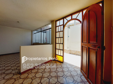 SE VENDE CASA DE 3 PISOS EN ESQUINA, FRENTE A PLAZA LA FLORESTA, CERCA A LA PLAZA PÉREZ GAMBOA, IDEAL PARA CASA FAMILIAR, NEGOCIO O DE DEPARTAMENTOS