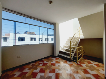 SE VENDE CASA DE 3 PISOS EN ESQUINA, FRENTE A PLAZA LA FLORESTA, CERCA A LA PLAZA PÉREZ GAMBOA, IDEAL PARA CASA FAMILIAR, NEGOCIO O DE DEPARTAMENTOS