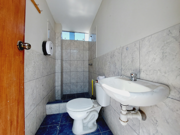 SE VENDE CASA DE 3 PISOS EN ESQUINA, FRENTE A PLAZA LA FLORESTA, CERCA A LA PLAZA PÉREZ GAMBOA, IDEAL PARA CASA FAMILIAR, NEGOCIO O DE DEPARTAMENTOS