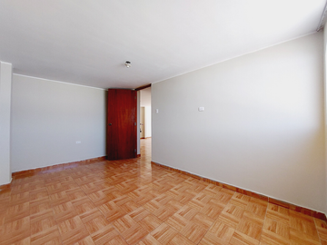 SE VENDE CASA DE 3 PISOS EN ESQUINA, FRENTE A PLAZA LA FLORESTA, CERCA A LA PLAZA PÉREZ GAMBOA, IDEAL PARA CASA FAMILIAR, NEGOCIO O DE DEPARTAMENTOS