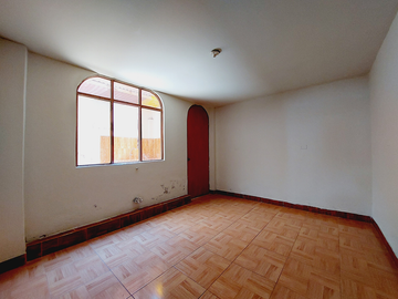 SE VENDE CASA DE 3 PISOS EN ESQUINA, FRENTE A PLAZA LA FLORESTA, CERCA A LA PLAZA PÉREZ GAMBOA, IDEAL PARA CASA FAMILIAR, NEGOCIO O DE DEPARTAMENTOS
