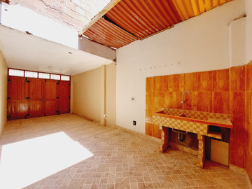 SE VENDE CASA DE 3 PISOS EN ESQUINA, FRENTE A PLAZA LA FLORESTA, CERCA A LA PLAZA PÉREZ GAMBOA, IDEAL PARA CASA FAMILIAR, NEGOCIO O DE DEPARTAMENTOS