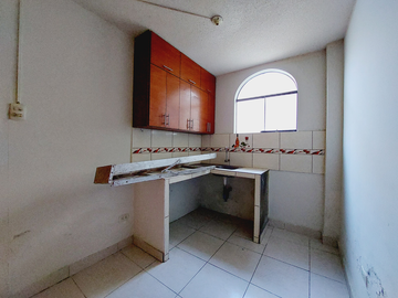 SE VENDE CASA DE 3 PISOS EN ESQUINA, FRENTE A PLAZA LA FLORESTA, CERCA A LA PLAZA PÉREZ GAMBOA, IDEAL PARA CASA FAMILIAR, NEGOCIO O DE DEPARTAMENTOS