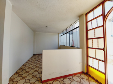 SE VENDE CASA DE 3 PISOS EN ESQUINA, FRENTE A PLAZA LA FLORESTA, CERCA A LA PLAZA PÉREZ GAMBOA, IDEAL PARA CASA FAMILIAR, NEGOCIO O DE DEPARTAMENTOS
