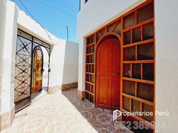 SE VENDE CASA DE 3 PISOS EN ESQUINA, FRENTE A PLAZA LA FLORESTA, CERCA A LA PLAZA PÉREZ GAMBOA, IDEAL PARA CASA FAMILIAR, NEGOCIO O DE DEPARTAMENTOS