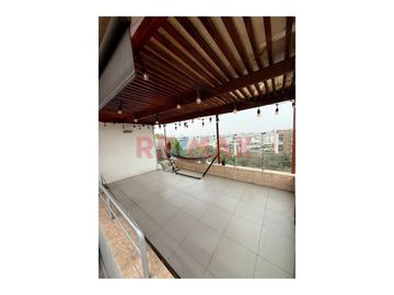 Se Vende Bonito Duplex Frente A Parque Con Jacuzzi En La Terraza, Balcon Y 2 Estacionamientos