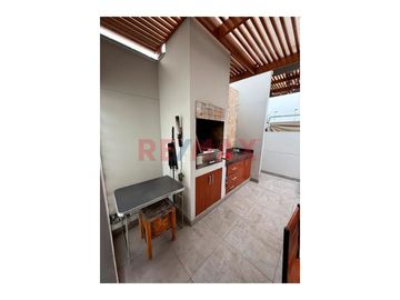 Se Vende Bonito Duplex Frente A Parque Con Jacuzzi En La Terraza, Balcon Y 2 Estacionamientos