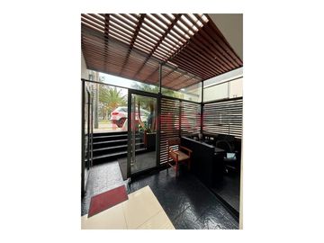 Se Vende Bonito Duplex Frente A Parque Con Jacuzzi En La Terraza, Balcon Y 2 Estacionamientos