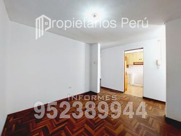 SE VENDE DEPARTAMENTO EN SEGUNDO PISO E INCLUYE LOS AIRES DE TODA LA AZOTEA, ADEMÁS DE UN AMBIENTE EN EL PRIMER PISO. UBICADO EN LA URBA. CAPLINA.