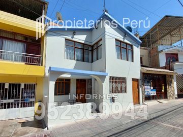 SE VENDE DEPARTAMENTO EN SEGUNDO PISO E INCLUYE LOS AIRES DE TODA LA AZOTEA, ADEMÁS DE UN AMBIENTE EN EL PRIMER PISO. UBICADO EN LA URBA. CAPLINA.