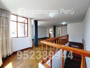 SE VENDE DEPARTAMENTO EN SEGUNDO PISO E INCLUYE LOS AIRES DE TODA LA AZOTEA, ADEMÁS DE UN AMBIENTE EN EL PRIMER PISO. UBICADO EN LA URBA. CAPLINA.