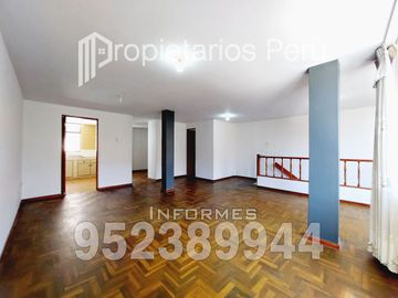 SE VENDE DEPARTAMENTO EN SEGUNDO PISO E INCLUYE LOS AIRES DE TODA LA AZOTEA, ADEMÁS DE UN AMBIENTE EN EL PRIMER PISO. UBICADO EN LA URBA. CAPLINA.