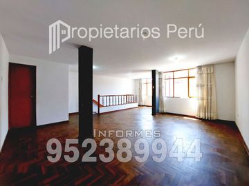 SE VENDE DEPARTAMENTO EN SEGUNDO PISO E INCLUYE LOS AIRES DE TODA LA AZOTEA, ADEMÁS DE UN AMBIENTE EN EL PRIMER PISO. UBICADO EN LA URBA. CAPLINA.