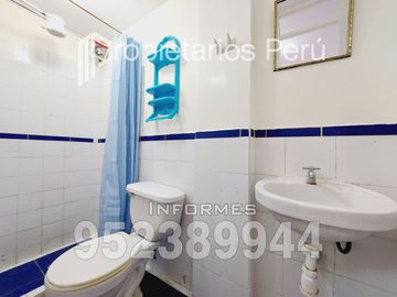 SE VENDE DEPARTAMENTO EN SEGUNDO PISO E INCLUYE LOS AIRES DE TODA LA AZOTEA, ADEMÁS DE UN AMBIENTE EN EL PRIMER PISO. UBICADO EN LA URBA. CAPLINA.