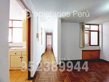 SE VENDE DEPARTAMENTO EN SEGUNDO PISO E INCLUYE LOS AIRES DE TODA LA AZOTEA, ADEMÁS DE UN AMBIENTE EN EL PRIMER PISO. UBICADO EN LA URBA. CAPLINA.