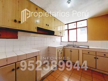 SE VENDE DEPARTAMENTO EN SEGUNDO PISO E INCLUYE LOS AIRES DE TODA LA AZOTEA, ADEMÁS DE UN AMBIENTE EN EL PRIMER PISO. UBICADO EN LA URBA. CAPLINA.