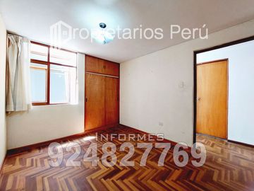 SE VENDE DEPARTAMENTO EN SEGUNDO PISO E INCLUYE LOS AIRES DE TODA LA AZOTEA, ADEMÁS DE UN AMBIENTE EN EL PRIMER PISO. UBICADO EN LA URBA. CAPLINA.