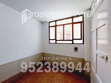 SE VENDE DEPARTAMENTO EN SEGUNDO PISO E INCLUYE LOS AIRES DE TODA LA AZOTEA, ADEMÁS DE UN AMBIENTE EN EL PRIMER PISO. UBICADO EN LA URBA. CAPLINA.