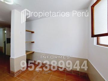SE VENDE DEPARTAMENTO EN SEGUNDO PISO E INCLUYE LOS AIRES DE TODA LA AZOTEA, ADEMÁS DE UN AMBIENTE EN EL PRIMER PISO. UBICADO EN LA URBA. CAPLINA.