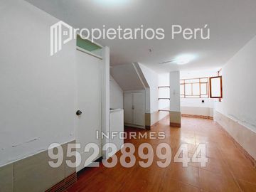 SE VENDE DEPARTAMENTO EN SEGUNDO PISO E INCLUYE LOS AIRES DE TODA LA AZOTEA, ADEMÁS DE UN AMBIENTE EN EL PRIMER PISO. UBICADO EN LA URBA. CAPLINA.