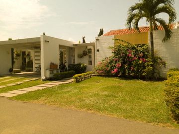 SE VENDE CASA,EL CASTILLO,JAMUNDI,AL SUR DE CALI, UN PISO