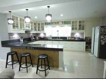 Tagaytay Corner House For sale