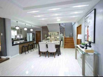 Tagaytay Corner House For sale