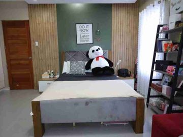 Tagaytay Corner House For sale