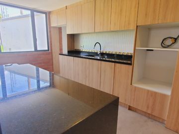 CASA NUEVA EN VENTA – SECTOR CASHAPAMBA, VALLE DE LOS CHILLOS