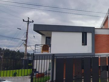 CASA NUEVA EN VENTA – SECTOR CASHAPAMBA, VALLE DE LOS CHILLOS