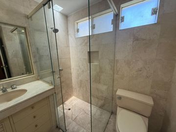 Vendo hermosa casa cerca a parque con amplia terraza y jardin frente a parque