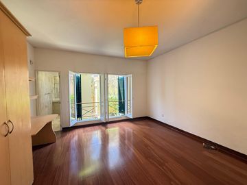Vendo hermosa casa cerca a parque con amplia terraza y jardin frente a parque