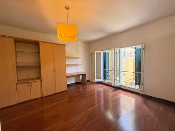 Vendo hermosa casa cerca a parque con amplia terraza y jardin frente a parque
