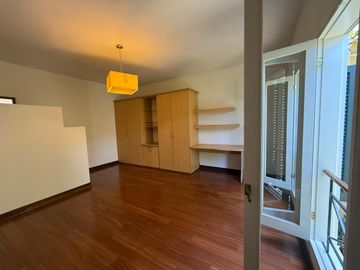 Vendo hermosa casa cerca a parque con amplia terraza y jardin frente a parque