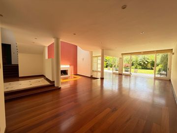 Vendo hermosa casa cerca a parque con amplia terraza y jardin frente a parque