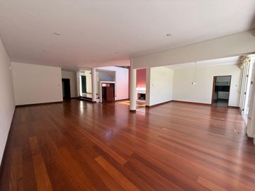 Vendo hermosa casa cerca a parque con amplia terraza y jardin frente a parque